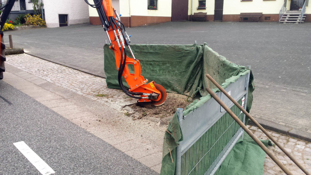 Wurzelstockfräse im Einsatz